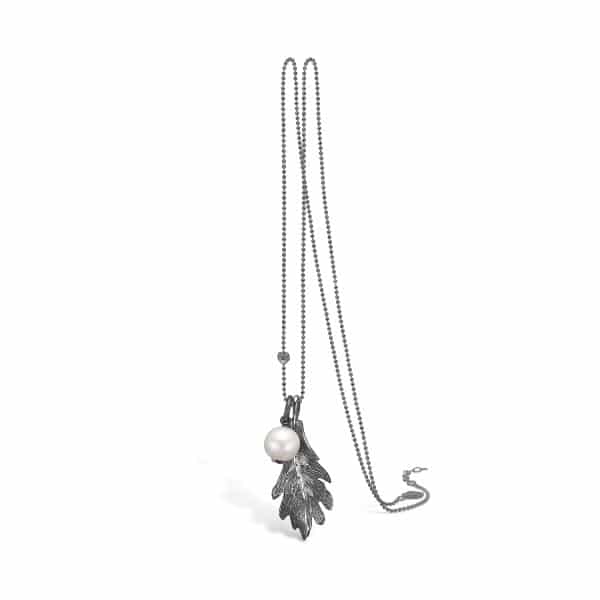 Blossom sølv oxideret halskæde med egeblad vedhæng og hvid perle, 80 cm