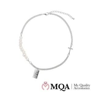 Halskæde sølvfarvet, perler, kors med glassten, sølv vedhæng, justerbar